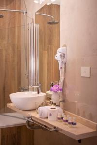 ein Bad mit einem Waschbecken und einem Spiegel in der Unterkunft Las Hortensias Hotel in Monteros