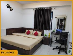 une chambre avec un lit, un bureau et une chaise dans l'établissement MyWorkStay BTM, à Bangalore