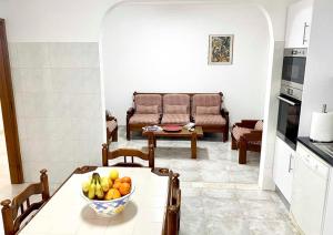 uma cozinha com uma mesa com uma taça de fruta em Algarve Apartment Manta Rota em Vila Nova de Cacela