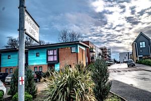 um sinal de rua num poste em frente a um edifício em Exquisite cozy house, close to Train Station and amenities em Harold Wood