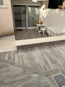 a tile floor in a patio with a table at B&B VILLA LA GINESTRA in Boscoreale