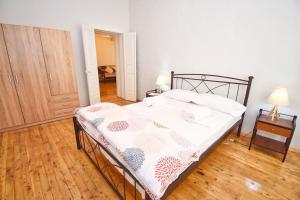 A bed or beds in a room at Traditional House with Ivy Garden
