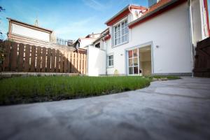 ein weißes Haus mit einem Zaun und einem Hof in der Unterkunft Ferienhaus Christina in Bad Windsheim