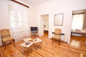 A television and/or entertainment centre at Traditional House with Ivy Garden