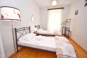 A bed or beds in a room at Traditional House with Ivy Garden