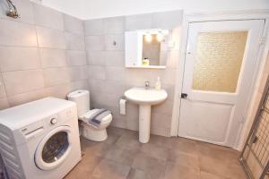 A bathroom at Traditional House with Ivy Garden