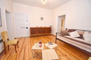 A bed or beds in a room at Traditional House with Ivy Garden