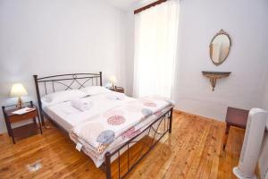 A bed or beds in a room at Traditional House with Ivy Garden