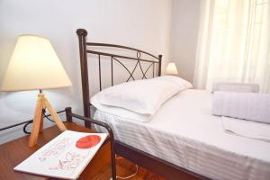 A bed or beds in a room at Traditional House with Ivy Garden
