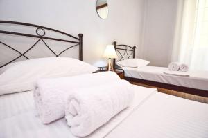A bed or beds in a room at Traditional House with Ivy Garden