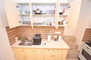 A kitchen or kitchenette at Traditional House with Ivy Garden