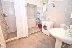 A bathroom at Traditional House with Ivy Garden