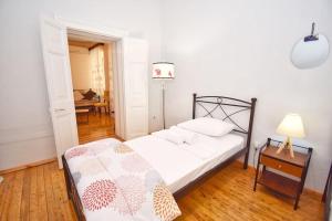 A bed or beds in a room at Traditional House with Ivy Garden