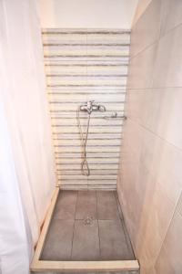 A bathroom at Traditional House with Ivy Garden