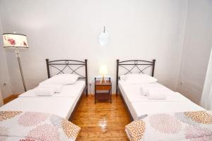 A bed or beds in a room at Traditional House with Ivy Garden