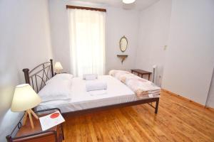 A bed or beds in a room at Traditional House with Ivy Garden