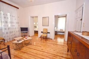 A television and/or entertainment centre at Traditional House with Ivy Garden