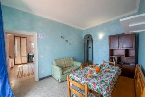 una sala de estar con una mesa y un sofá en Regina house Furore, en Furore