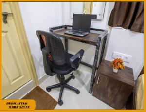 un bureau d'ordinateur avec une chaise et un ordinateur portable dessus dans l'établissement MyWorkStay BTM, à Bangalore