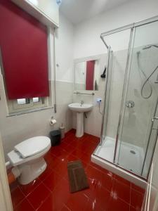 Ett badrum på Central Rooms 128L