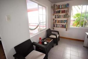 Halley View Summer House的休息区