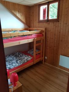 a room with two bunk beds in a cabin at GuglielMotel in Quinto