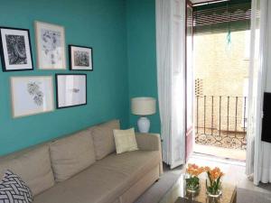 - un salon avec un canapé et un mur bleu dans l'établissement Familiar Centro de Madrid Plaza de España, à Madrid