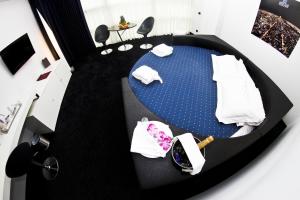 um quarto com uma mesa azul com toalhas brancas em Best Western Hotel Class Lamezia em Lamezia Terme