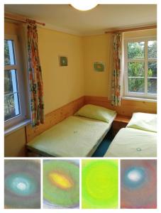 um quarto com duas camas e duas janelas em Hotel U Zeleného Stromu - Zum Grünen Baum em Hřensko