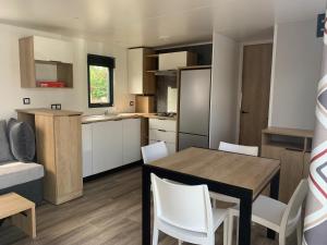 Camping les Lacs d'Armagnac的厨房或小厨房