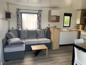 Camping les Lacs d'Armagnac的厨房或小厨房