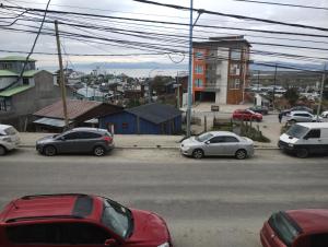 un grupo de coches estacionados al lado de una calle en Cálido departamento en Ushuaia en Ushuaia