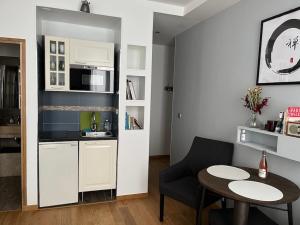 una pequeña cocina con una mesa pequeña y una pequeña cocina con encimera en MaisonZen en París
