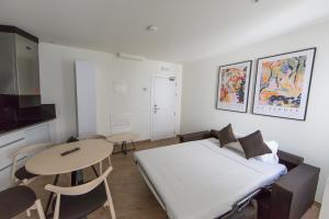 A seating area at Apartamentos Centro Jardines