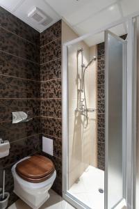 a bathroom with a toilet and a shower at Villa Rogachevi in Strelcha