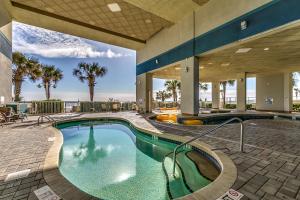 - une grande piscine dans un bâtiment avec un complexe dans l'établissement Amazing Ocean Views CB 20th Floor, à Myrtle Beach