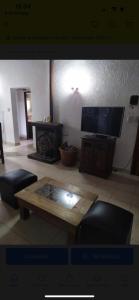 sala de estar con mesa de centro y TV en FloChris Villa Gesell Zona Norte SOLO FAMILIAS en Villa Gesell