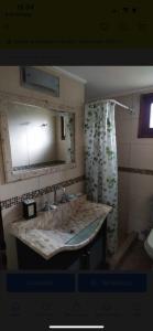 y baño con lavabo y espejo. en FloChris Villa Gesell Zona Norte SOLO FAMILIAS en Villa Gesell