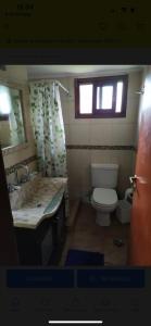y baño con lavabo y aseo. en FloChris Villa Gesell Zona Norte SOLO FAMILIAS en Villa Gesell