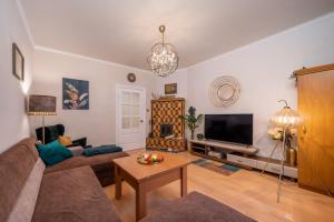 TV a/nebo společenská místnost v ubytování Joya Mia - the soul of Riga & free parking