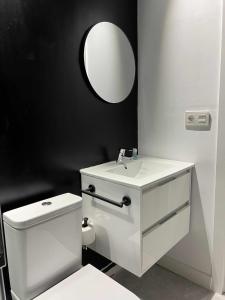 マラガにあるEneldo modern & luxuryのバスルーム(白いトイレ、鏡付)