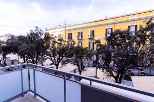 - une vue depuis le balcon d'un bâtiment jaune dans l'établissement Elisir B & B, à Pescara