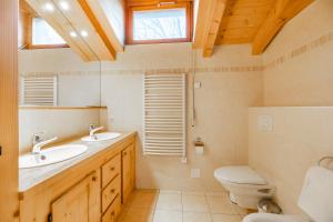 Un baño con dos lavabos y un inodoro. en CT, en Verbier 28 fotos más