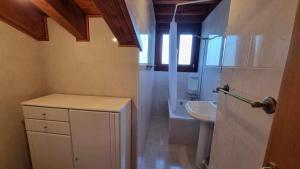 Koupelna v ubytování Casa Vacacional La Portillina + 37 fotografií
