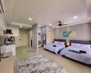 a bedroom with two beds and a ceiling fan at Bali Residence Impian Raudah in Melaka