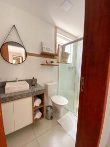 y baño con aseo, lavabo y espejo. en Ap 2 quartos em Ipiabas, en Barra do Piraí