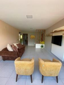 sala de estar con sofá y 2 sillas en Ap 2 quartos em Ipiabas, en Barra do Piraí
