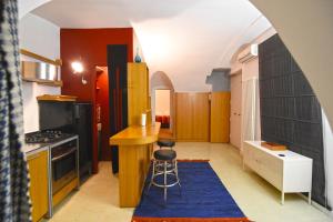 eine Küche mit einem Torbogen in der Mitte eines Raumes in der Unterkunft La Maison d'Adele in Neapel