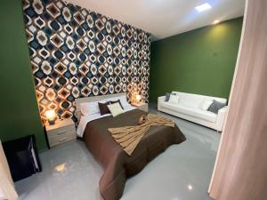 1 dormitorio con 1 cama grande y 1 sofá en B & B VICO GRANDE en Nápoles