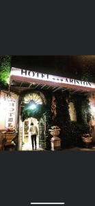 une personne sortant d'un fleuriste la nuit dans l'établissement Hotel Ariston, à Livourne